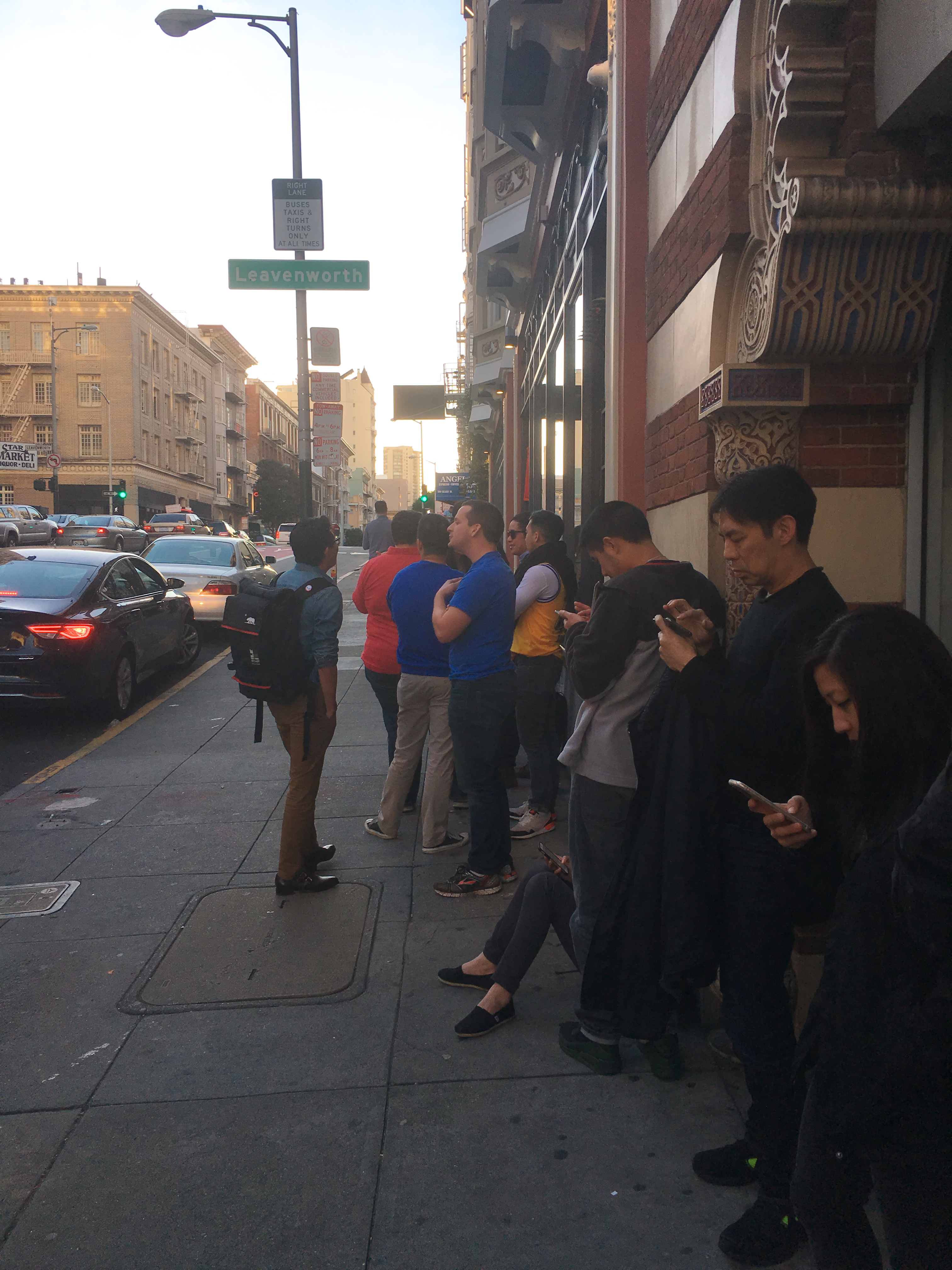 オープン1時間前でこれだけの行列